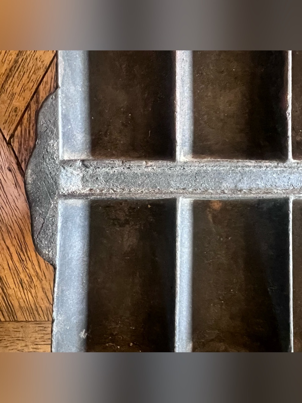 Vintage Cast Iron French Loaf/Cornbread/Muffin Pan, 12 Cavity, No Rust - Picture 4 of 13